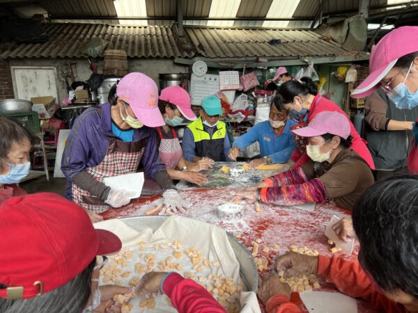 八德蕃薯節活動，經由志工巧手製做成養生地瓜饅頭、地瓜圓、地瓜薯條等美食。圖/八德區公所提供