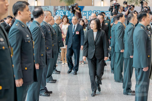 總統向晉任將官致意。（總統府提供）