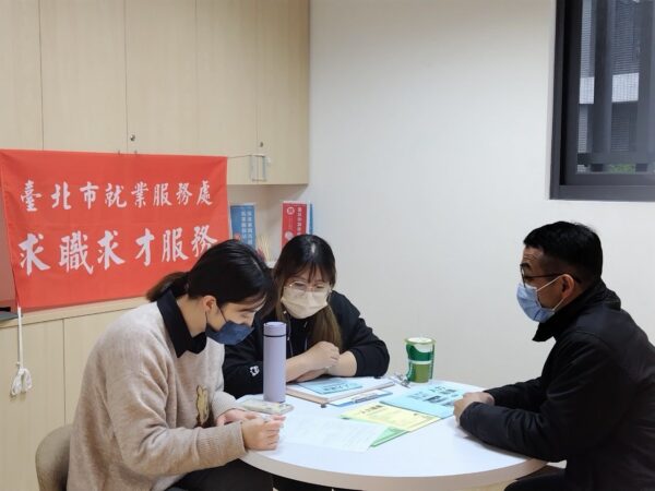 北市勞動局就業服務處1月2日至1月5日，共邀集15家知名企業於各就服站舉辦現場徵才活動，提供達720個工作機會。圖／臺北市政府勞動局