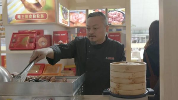 “唯王”是台灣高雄1966年至今的一個老字號品牌，以烘焙糕點制品起家。（圖/淩大偉提供）
