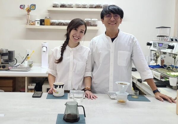 「蝦胖咖啡」咖啡師楊哲源（右）與妻子闆娘賴思文（左）是媽祖信徒，這次主動發起產業間捐贈，期為社會貢獻一己之力。圖／業者提供