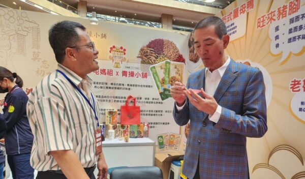 ▲宜蘭青操食品執行長吳文豪（左）、北港朝天宮董事長蔡咏鍀（右）合影。圖/青操食品 提供