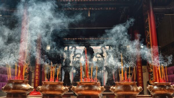 傳統掃墓祭拜祖先時，免不了焚燒金紙，產生大量的煙霧。圖／unsplash.com