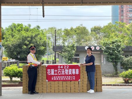 ▲在國營台灣鐵路公司羅東站站長呂明益（左）的幫助下，青操食品所捐贈的3千包白沙屯媽祖聯名燉飯將以最快的速度送到受災民眾手上。