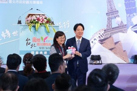 2024台北國際觀光博覽會5月31日登場，臺北市副市長林奕華出席開幕典禮，並贈送「2025雙北世界壯年運動會」吉祥物公仔-壯寶給總統賴清德，宣傳世壯運。 (臺北市政府觀光傳播局提供)