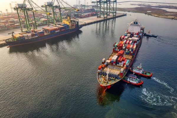 貨櫃航運股：受聯合國安理會支持加薩停火決議影響，貨櫃航運股價大幅下跌。圖／unsplash.com