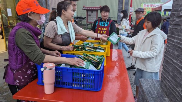 ▲今年3月青操食品的白沙屯媽祖聯名養生飯在拱天宮香客大樓前發送的實況。