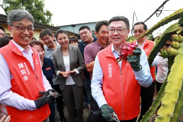 行政院卓榮泰院長表示，紅肉紅龍果因為香氣和口感佳。圖／農糧署