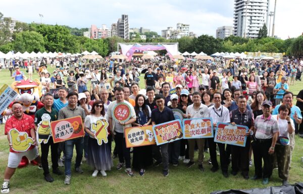 長官貴賓與現場熱情民眾進行合影。圖/臺北市商業處提供