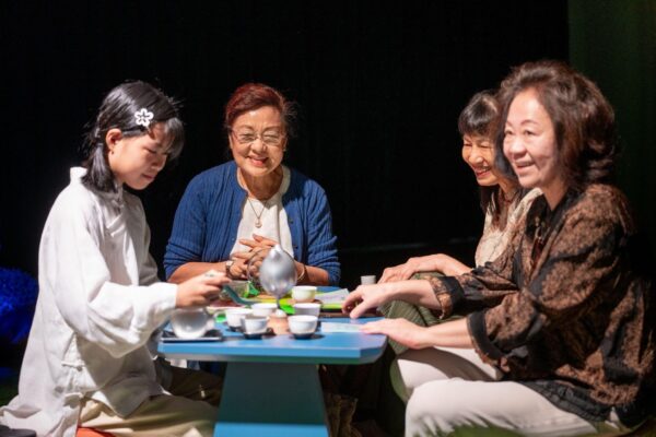 ▲長虹建設董事長夫人郭秀麗(中)、前文建會主委陳郁秀(右)、東和紡織董事長蔡淑櫻(左)到場共享童心時刻。(圖/長虹天聚提供)